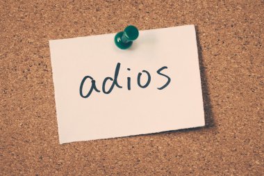 Adios Not ilan panosuna iğnelenmiş