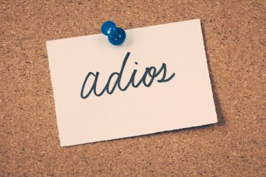 Adios Not ilan panosuna iğnelenmiş