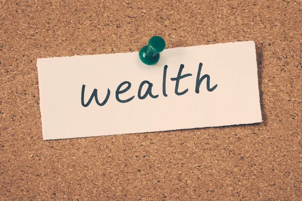 Wealth note pinned on the bulletin board — 스톡 사진