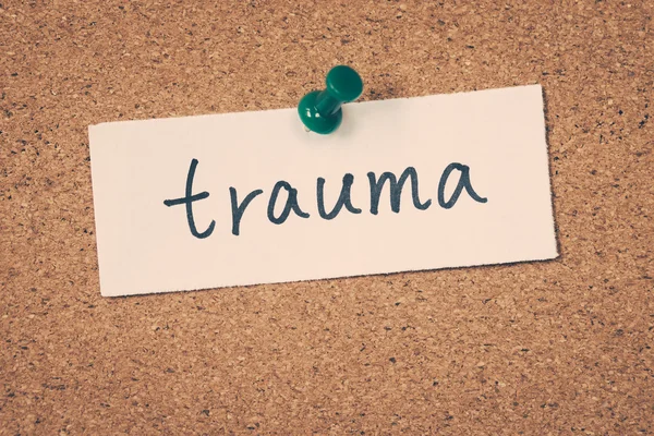 Nota de trauma presa no quadro de avisos — Fotografia de Stock