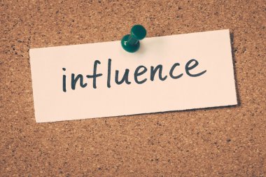 Not ilan panosuna iğnelenmiş etkisi