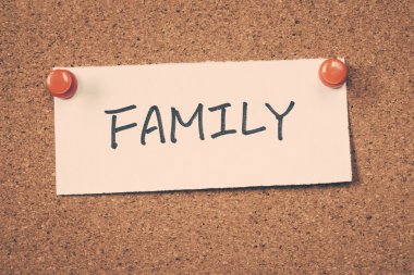 Aile Not ilan panosuna iğnelenmiş