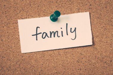 Aile Not ilan panosuna iğnelenmiş