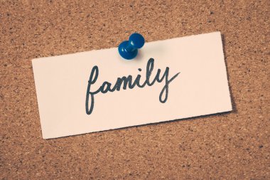 Aile Not ilan panosuna iğnelenmiş