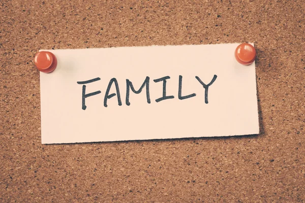 Family note pinned on the bulletin board — Stock Photo, Image