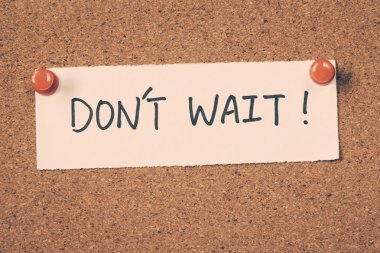 Not ilan panosuna iğnelenmiş beklemeyin