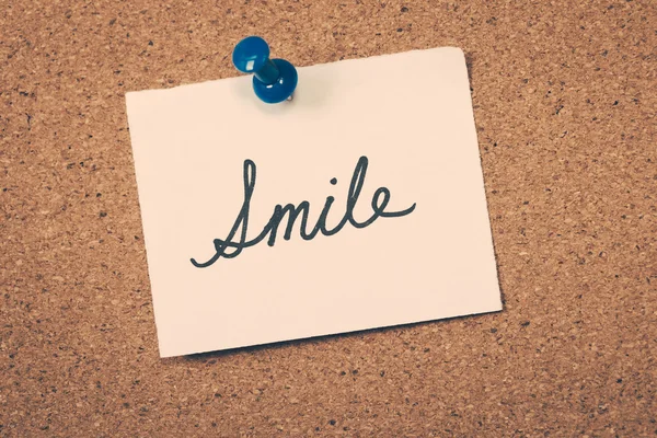 Smile note pinned on the bulletin board — Stock Photo, Image