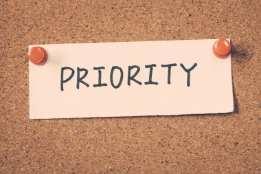 öncelik Not ilan panosuna iğnelenmiş