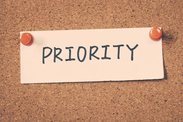 Priority note pinned on the bulletin board — Stock Photo, Image