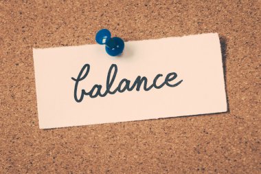 denge Not ilan panosuna iğnelenmiş