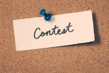 yarışma Not ilan panosuna iğnelenmiş