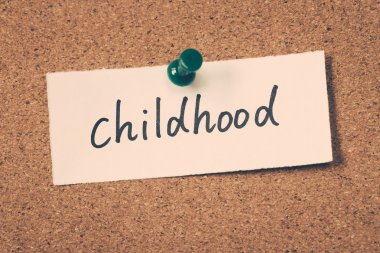 Çocukluk Not ilan panosuna iğnelenmiş
