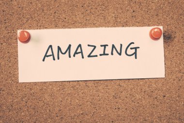 şaşırtıcı Not ilan panosuna iğnelenmiş