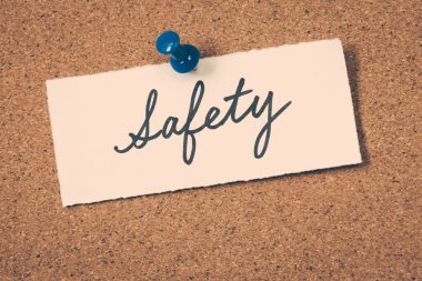 Emanet Not ilan panosuna iğnelenmiş