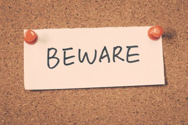 Not ilan panosuna iğnelenmiş dikkat