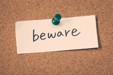 Not ilan panosuna iğnelenmiş dikkat