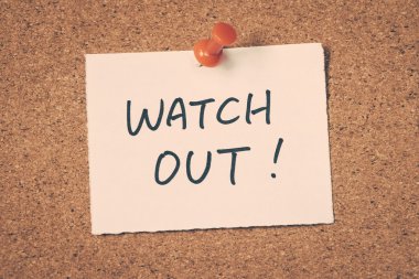 Not ilan panosuna iğnelenmiş dikkat