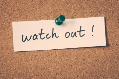 Not ilan panosuna iğnelenmiş dikkat