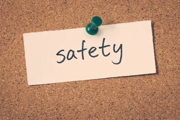 Emanet Not ilan panosuna iğnelenmiş