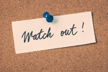 Not ilan panosuna iğnelenmiş dikkat