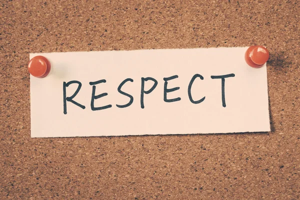 Not ilan panosuna iğnelenmiş saygı