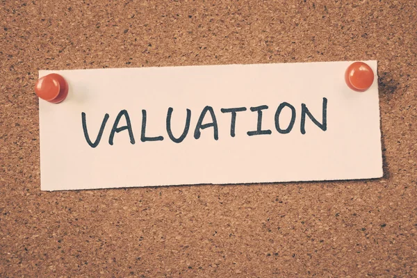 Valuation note pinned on the bulletin board — Stock Photo, Image