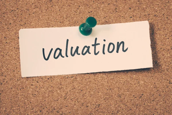 değerleme Not ilan panosuna iğnelenmiş