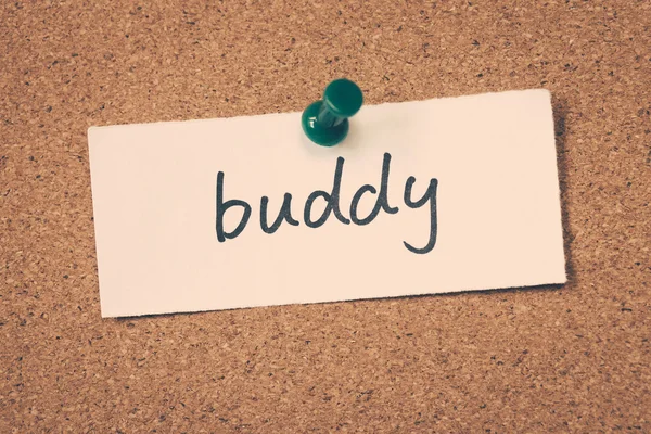 Buddy Opmerking gevestigd op het bulletin board — Stockfoto