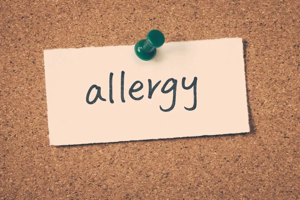 Nota de alergia fijada en el tablón de anuncios — Foto de Stock
