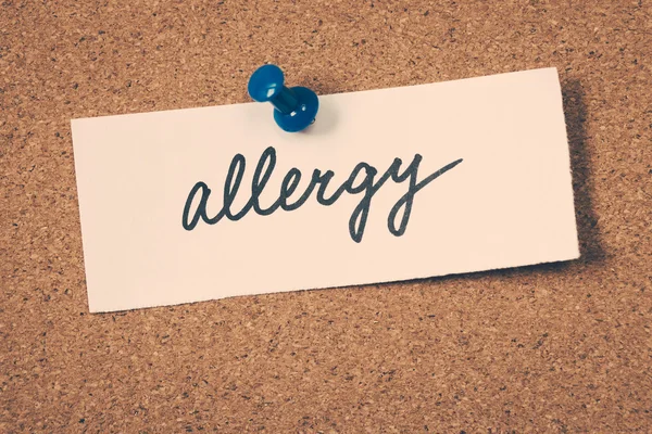 Nota de alergia fijada en el tablón de anuncios — Foto de Stock
