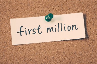 ilk milyon Not ilan panosuna iğnelenmiş