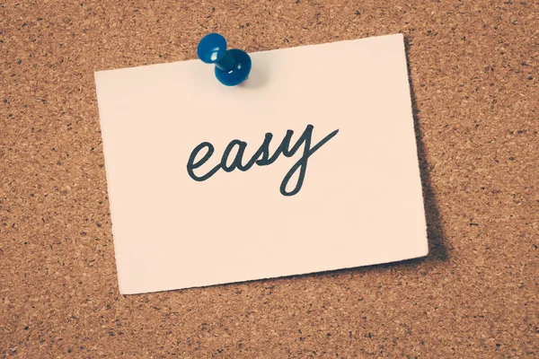 Easy note pinned on the bulletin board — Stock Photo, Image
