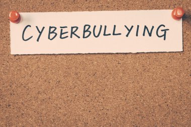 bülten tahtası üzerinde sabitlenmiş sanal ortamda kabadayılık Not