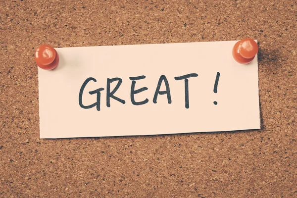 büyük Not ilan panosuna iğnelenmiş