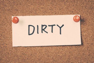 kirli Not ilan panosuna iğnelenmiş