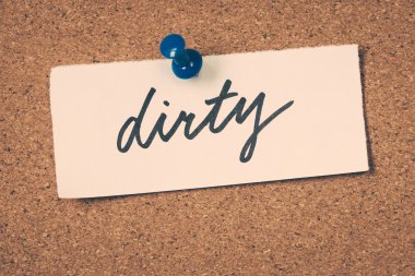 kirli Not ilan panosuna iğnelenmiş