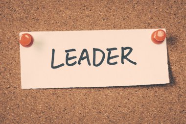 lider Not ilan panosuna iğnelenmiş