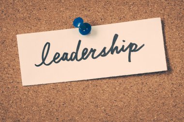 liderlik Not ilan panosuna iğnelenmiş