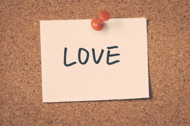 aşk notu ilan panosuna iğnelenmiş