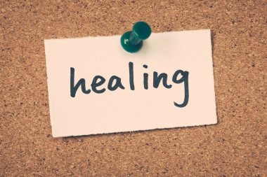 Şifa Not ilan panosuna iğnelenmiş