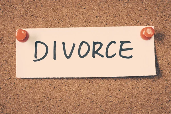 Divorce note pinned on the bulletin board — Stock Photo, Image