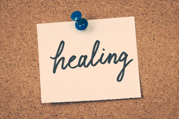 Healing note pinned on the bulletin board — Stock Photo, Image