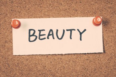 Güzellik Not ilan panosuna iğnelenmiş