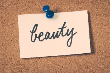 Güzellik Not ilan panosuna iğnelenmiş