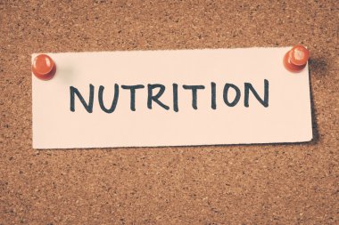 beslenme Not ilan panosuna iğnelenmiş