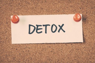 Detoks Not ilan panosuna iğnelenmiş