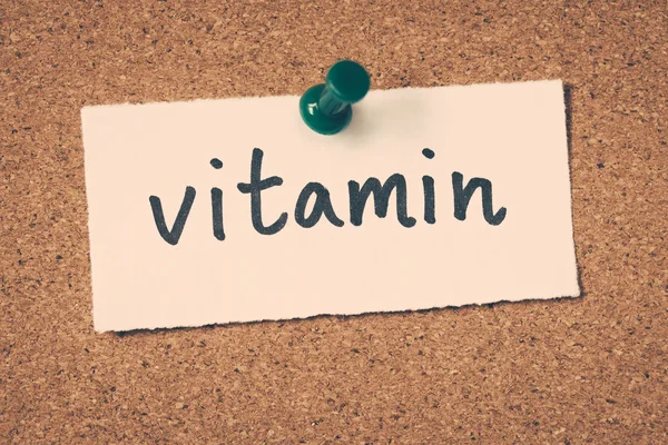 Vitaminnote an Pinnwand geheftet — Stockfoto