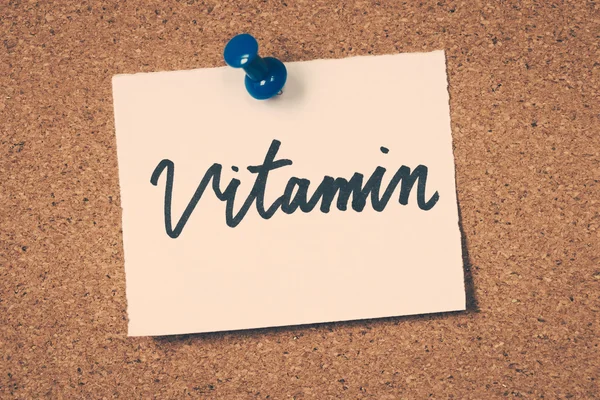 Catatan vitamin disematkan pada papan buletin — Stok Foto