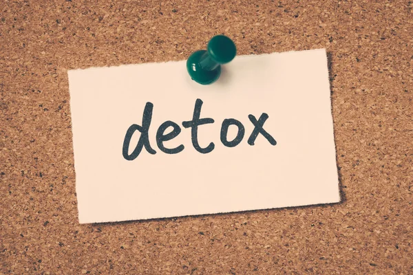 Detox Opmerking gevestigd op het bulletin board — Stockfoto