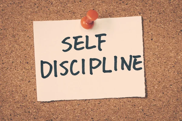 Nota de autodisciplina fijada en el tablón de anuncios —  Fotos de Stock